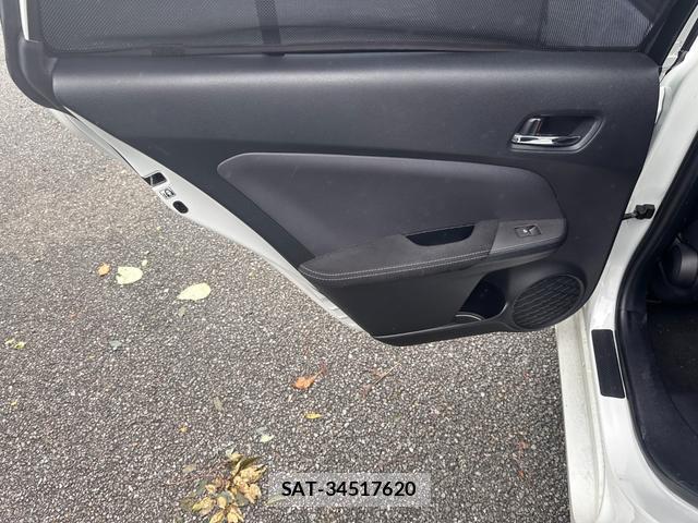 Toyota PRIUS PHV 2018-01 8379343-13
