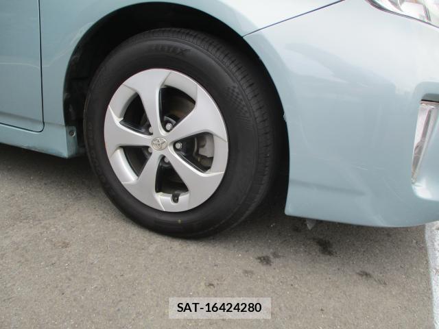 Toyota PRIUS 2015-01 8379634-19
