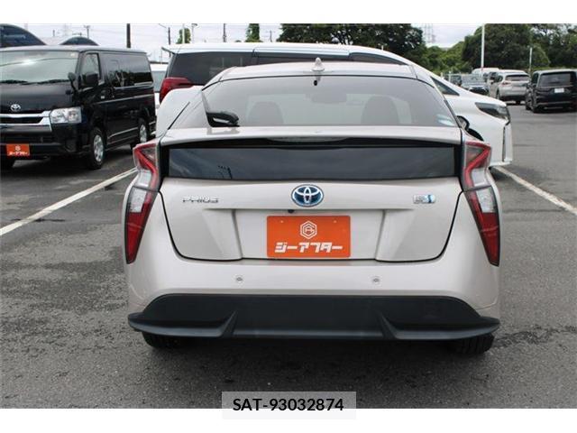 Toyota PRIUS 2015-12 8379715-16