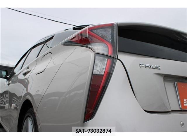 Toyota PRIUS 2015-12 8379715-19