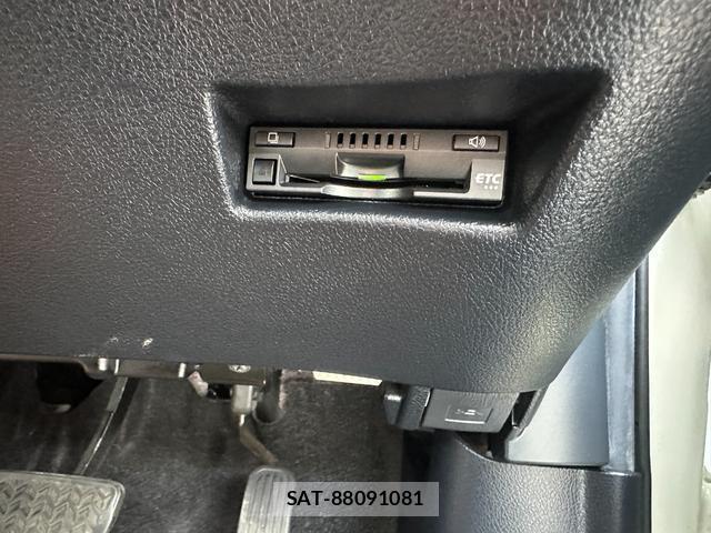 Toyota SIENTA 2018-10 8378633-11