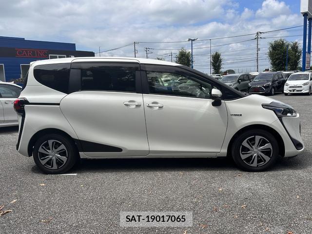 Toyota SIENTA 2019-08 8379327-9