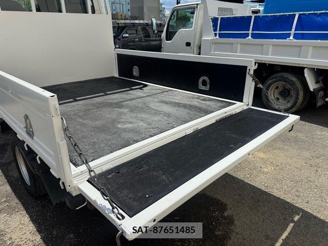 Mazda TITAN 2012-11 8379383-3