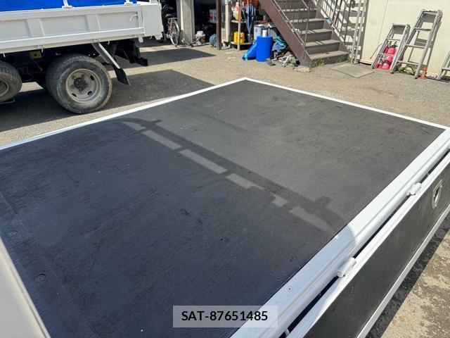 Mazda TITAN 2012-11 8379383-5