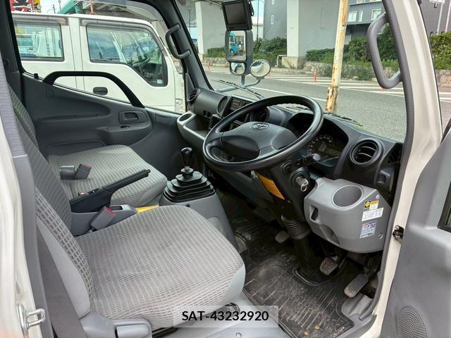 Toyota TOYOACE 2018-05 8379382-2