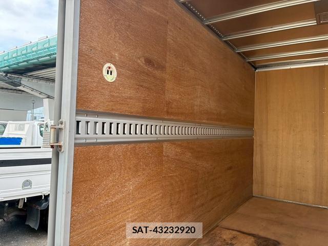 Toyota TOYOACE 2018-05 8379382-4