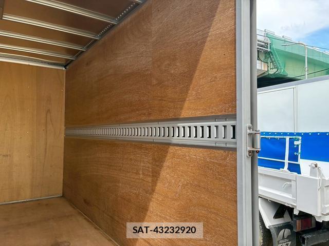 Toyota TOYOACE 2018-05 8379382-5
