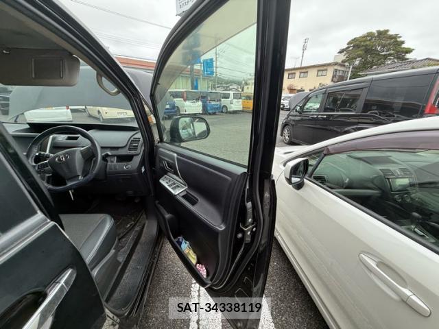 Toyota VOXY 2013-08 8378565-11