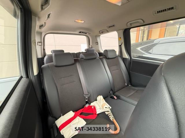 Toyota VOXY 2013-08 8378565-15
