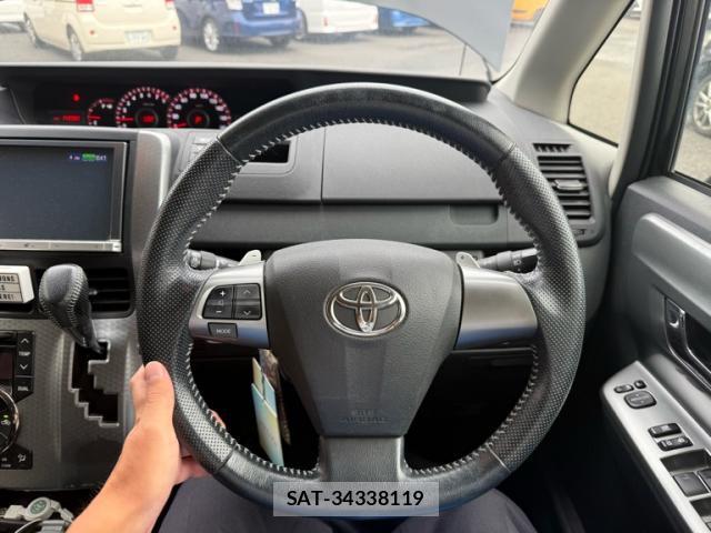 Toyota VOXY 2013-08 8378565-16