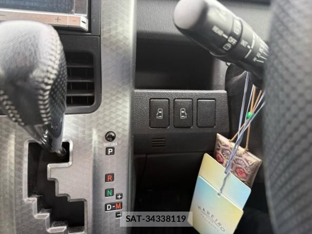 Toyota VOXY 2013-08 8378565-18