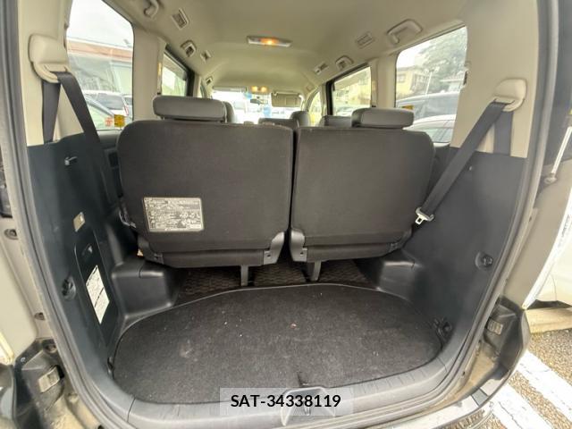 Toyota VOXY 2013-08 8378565-7