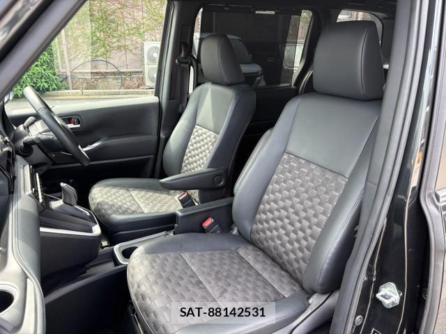 Toyota VOXY 2024-10 8378654-14