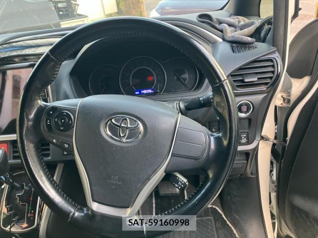 Toyota VOXY 2018-02 8379015-11
