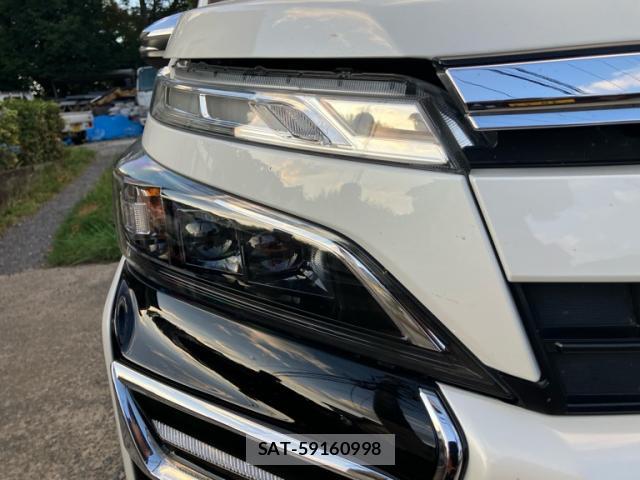 Toyota VOXY 2018-02 8379015-13