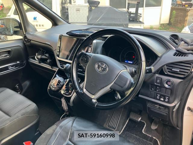 Toyota VOXY 2018-02 8379015-14