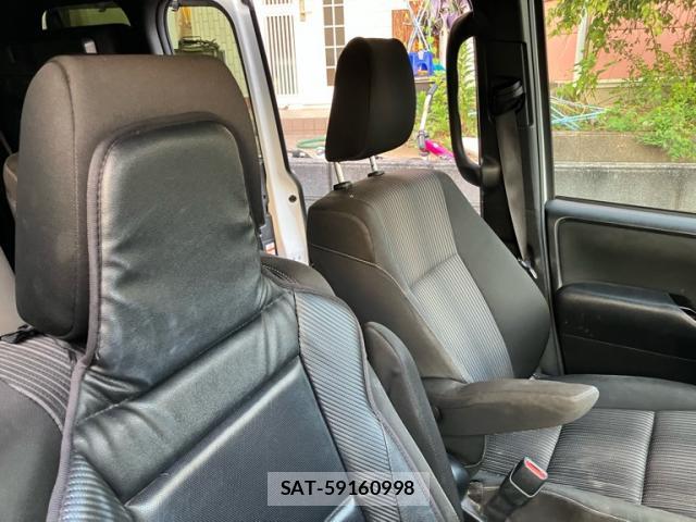 Toyota VOXY 2018-02 8379015-15