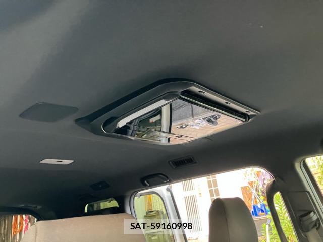 Toyota VOXY 2018-02 8379015-16