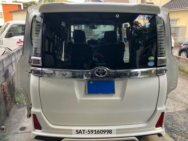 Toyota VOXY 2018-02 8379015-5