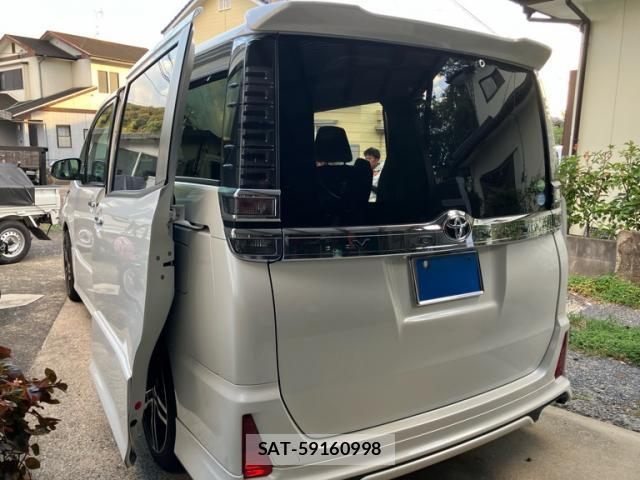 Toyota VOXY 2018-02 8379015-6
