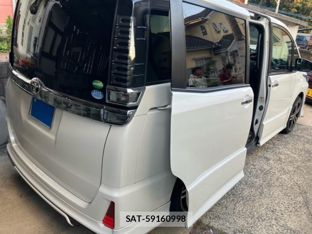 Toyota VOXY 2018-02 8379015-7