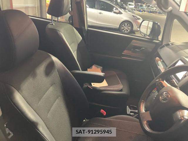 Toyota VOXY 2013-01 8379025-11