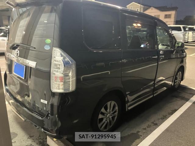 Toyota VOXY 2013-01 8379025-13