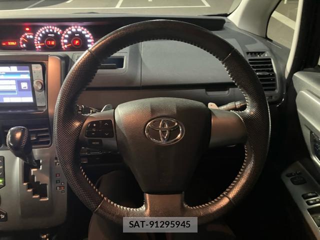 Toyota VOXY 2013-01 8379025-17