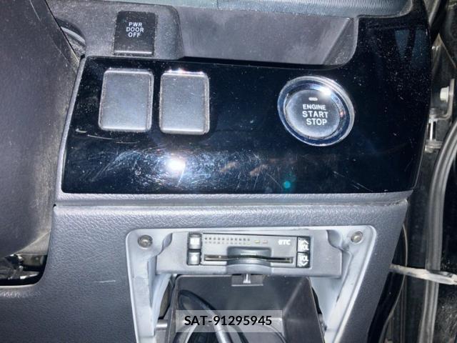 Toyota VOXY 2013-01 8379025-18
