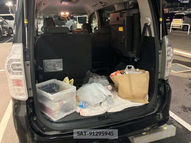 Toyota VOXY 2013-01 8379025-4