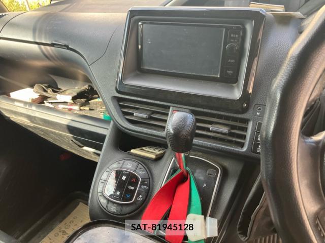 Toyota VOXY 2016-03 8379078-15