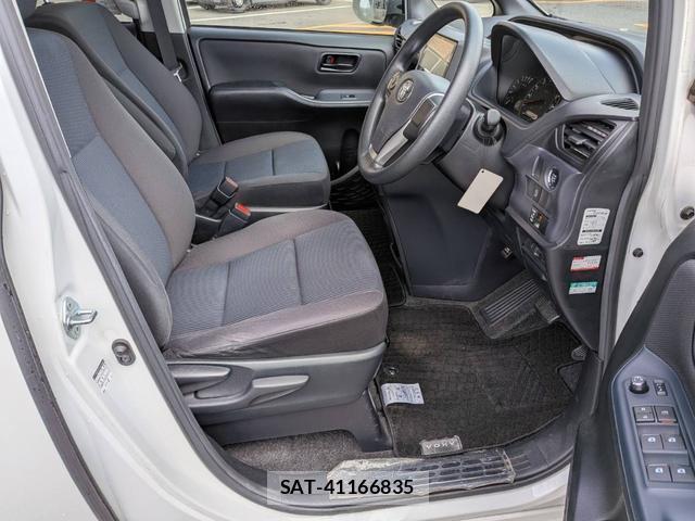 Toyota VOXY 2015-06 8379281-3