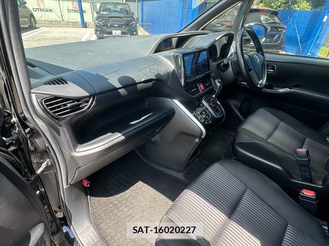 Toyota VOXY 2019-10 8379344-11