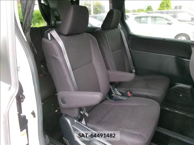 Toyota VOXY 2015-07 8379789-11