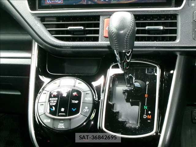 Toyota VOXY 2019-09 8379792-11
