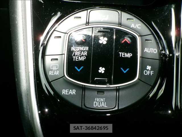 Toyota VOXY 2019-09 8379792-12