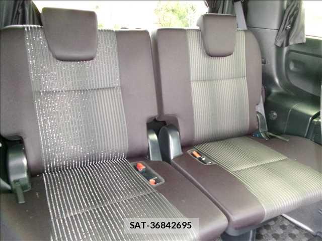 Toyota VOXY 2019-09 8379792-15