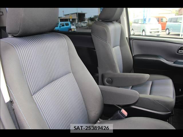 Toyota VOXY 2016-12 8379985-7