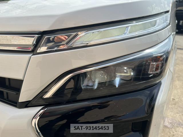 Toyota VOXY 2021-07 8380130-17