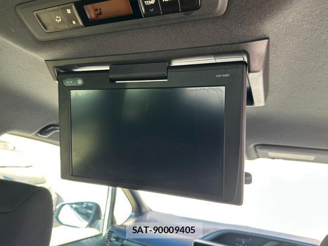 Toyota VOXY 2018-02 8380131-13