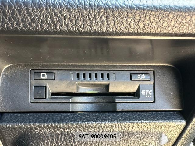 Toyota VOXY 2018-02 8380131-15