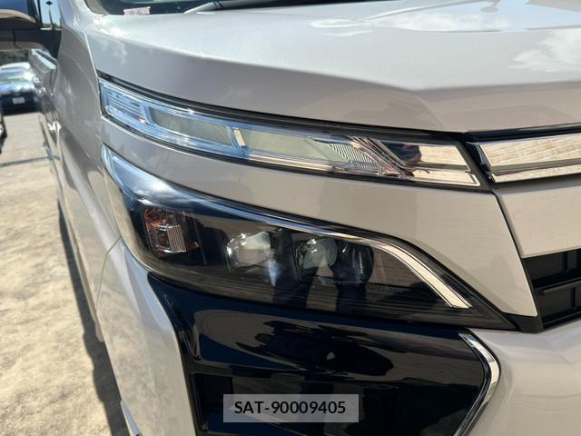 Toyota VOXY 2018-02 8380131-16