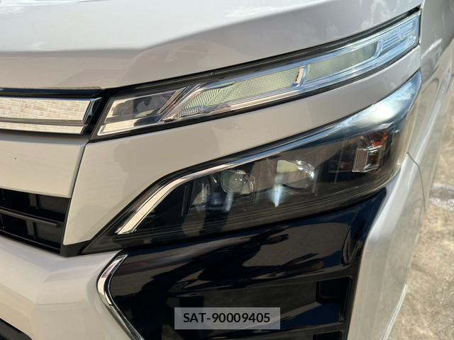 Toyota VOXY 2018-02 8380131-17