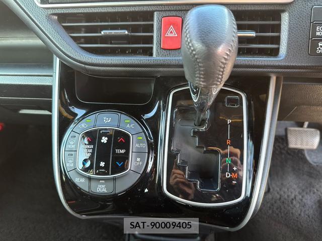 Toyota VOXY 2018-02 8380131-7