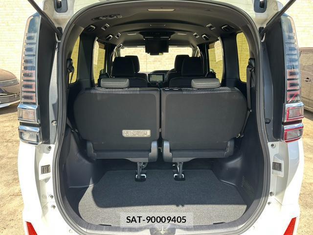 Toyota VOXY 2018-02 8380131-9