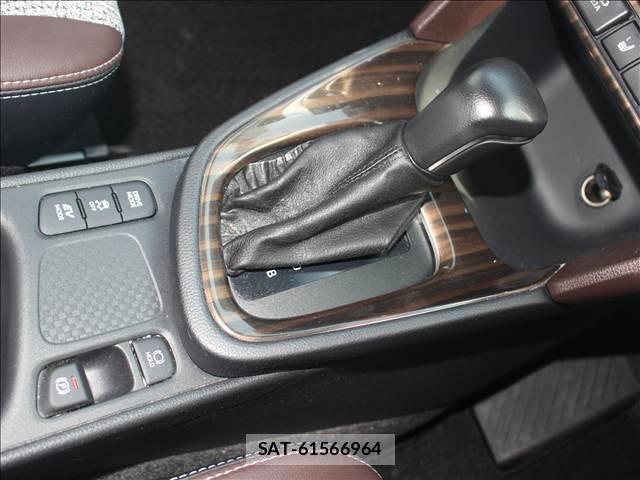 Toyota YARIS CROSS 2021-09 8378960-13