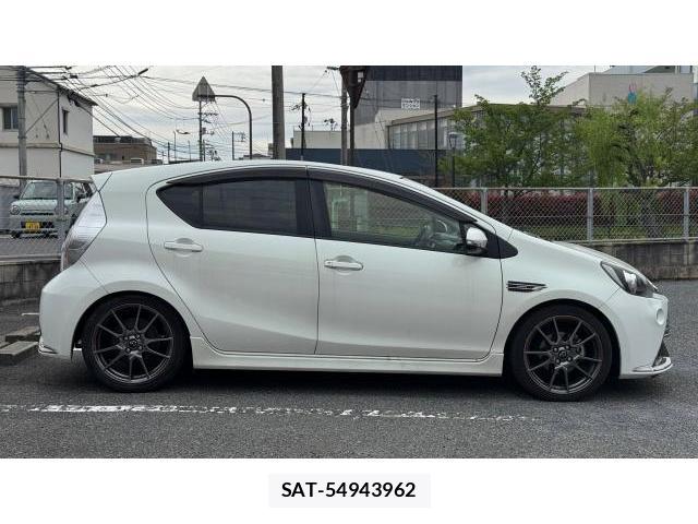 Toyota AQUA 2014 8434503-2