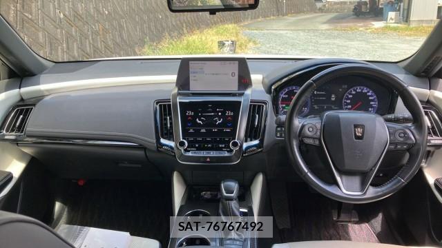 Toyota CROWN HYBRID 2019-08 8434698-2