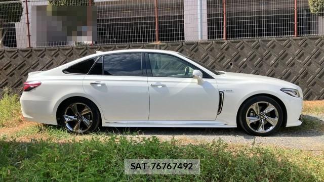 Toyota CROWN HYBRID 2019-08 8434698-3