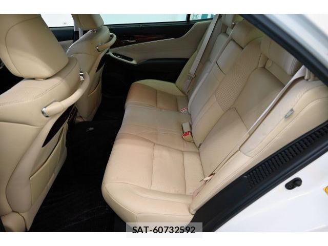 Toyota CROWN MAJESTA 2014-09 8435088-11